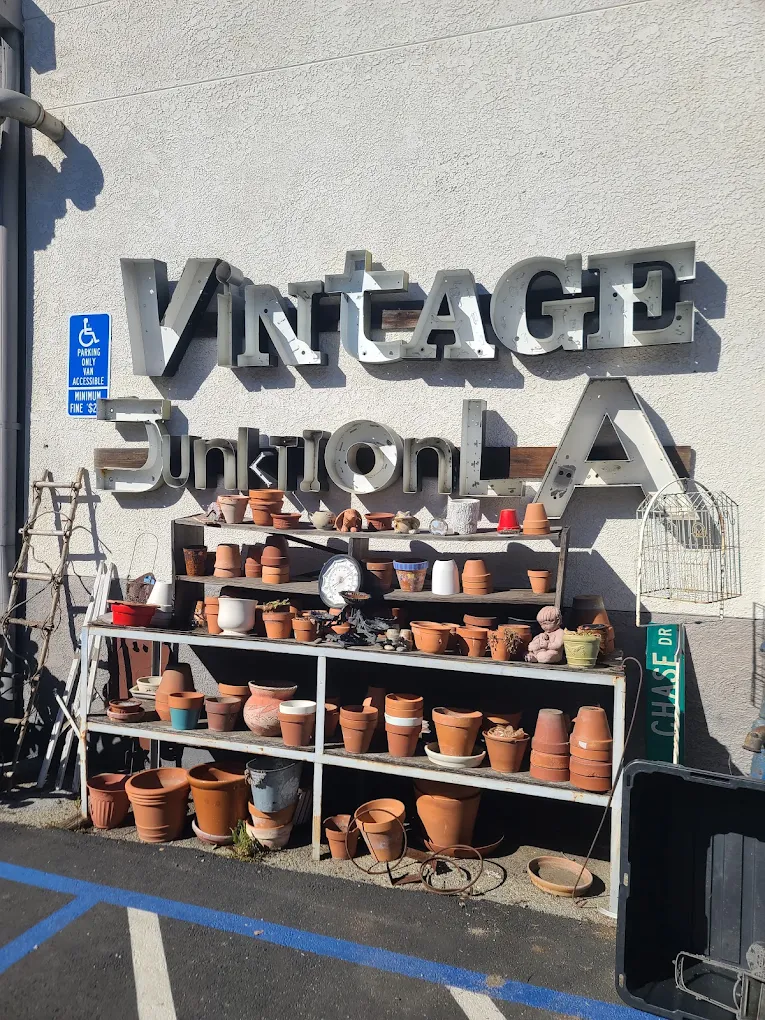 Vintage JUNKtion warehouse